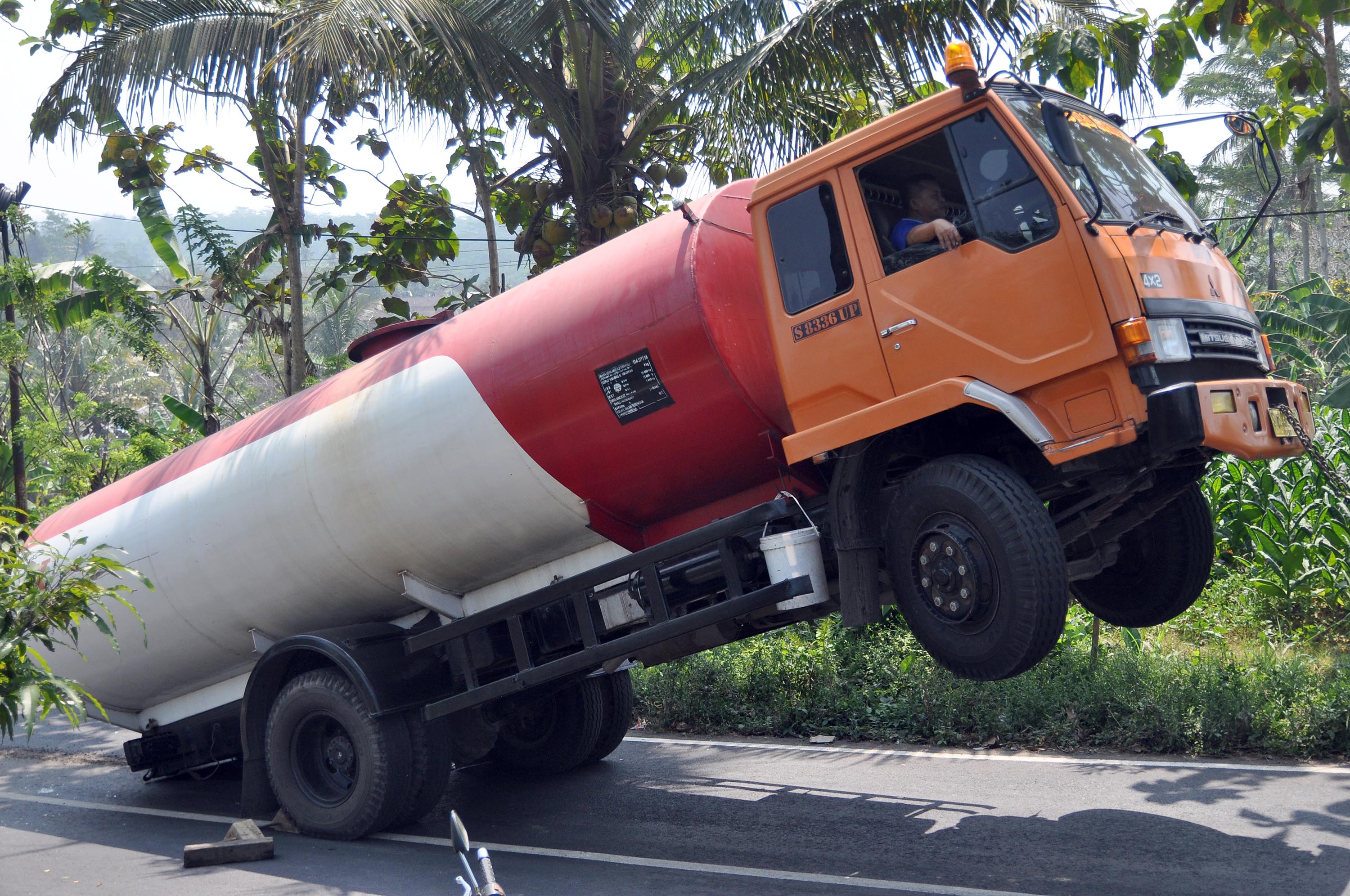 Pics Video 2 Truck Jumping Ngetril Di Temanggung Betulan Loh